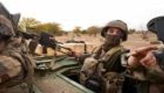 قافلات مشبوهة.. الجيش الفرنسي يصطاد 20 إرهابيا في بوركينا فاسو