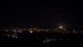 الدفاعات الجوية السورية تتصدى لغارة سابقة - رويترز