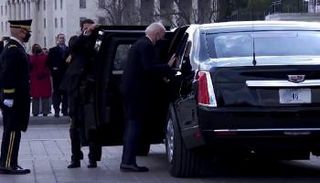 بايدن يستقل سيارة 