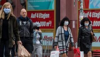 مارة يرتدون كمامات للوقاية من فيروس كورونا في ألمانيا