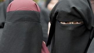 امرأتان ترتديان النقاب (أرشيفية)