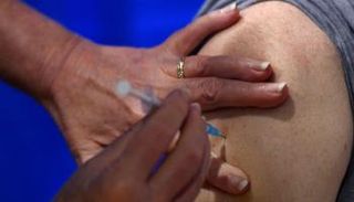 شخص يتلقى لقاح كورونا