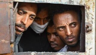 مهاجرون في أحد مراكز الاحتجاز بليبيا