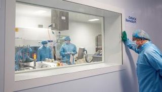 جونسون في مقر تصنيع لقاح أسترازينيكا للوقاية من كورونا