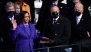 نائبة بايدن وزوجها بأحضان لينكولن.. صورة للتاريخ