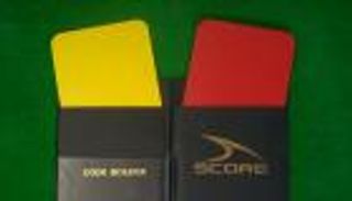 امرأة تصنع التاريخ.. كيف ظهرت البطاقات الملونة في كرة القدم؟