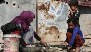 أسرة عراقية بأحد المناطق الفقيرة- أرشيف