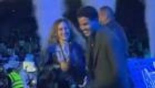 عمرو دياب يغني مع توأمه في حفل استاد دبي