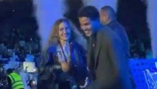 عمرو دياب بصحبة توأمه في حفل دبي 