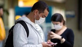 رجل يرتدي كمامة للوقاية من فيروس كورونا