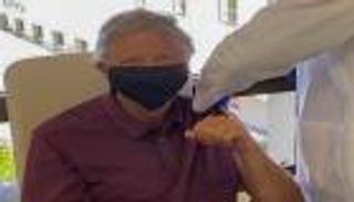 بيل جيتس يتلقى لقاح كورونا