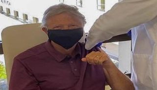 بيل جيتس يتلقى لقاح كورونا