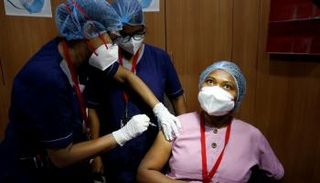 ممرضة تتلقى لقاح كورونا في الهند