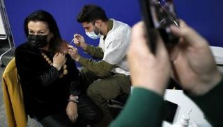 امرأة تتلقى لقاح كورونا في إسرائيل