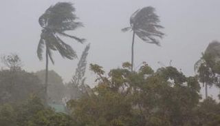 سرعة الإعصار بلغت حوالي 130 كيلومترا في الساعة