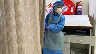 عاملة صحية في إحدى مستشفيات جنوب أفريقيا