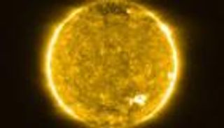 السر في الموجات المغناطيسية.. علماء يحلون لغز الهالة الشمسية