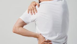 آلام الظهر القوية يمكن أن تكون دليلاً على الإصابة بكورونا