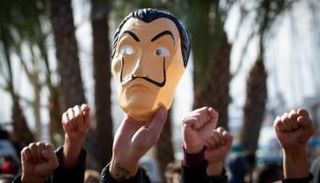 وجه الفنان سلفادور دالي يطل في شوارع إسبانيا