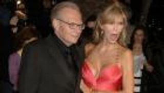 بالصور.. ورحل ملك المقابلات والرؤساء الإعلامي لاري كينج