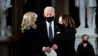 الرئيس الأمريكي جو بايدن بين نائبته وزوجته