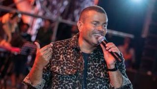 عمرو دياب خلال حفله في دبي 