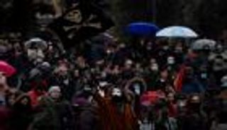 الآلاف من "منكري كورونا" يتظاهرون ضد القيود بإسبانيا