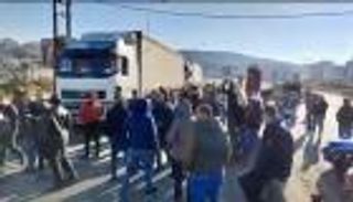 بالفيديو.. محتجون بلبنان يعترضون شاحنات إيرانية 