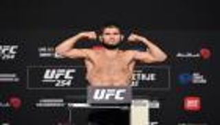 حبيب نورمحمدوف يخطب ود الساحرة المستديرة