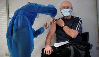 رجل يتلقى لقاح كورونا