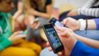 4 نصائح لحماية الأطفال من "مخاطر المحمول".. التحكم لا منع