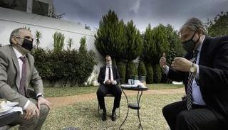 رئيس المؤسسة الوطنية للنفط خلال لقائه السفير الأمريكي في ليبيا