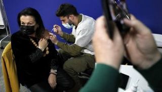 امرأة تتلقى لقاح كورونا في إسرائيل