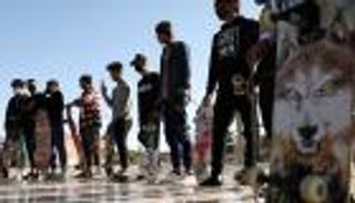 بالصور.. شباب البصرة يهربون من قيود كورونا بالزلاجات