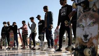 شباب يمارسون رياضة التزلج في مدينة البصرة العراقية