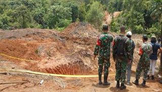 الانهيارات الأرضية تحاصر 10 عمال بمنجم للفحم