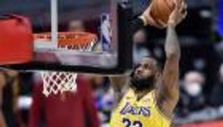 السلة الأمريكي.. ليبرون جيمس يقسو على فريقه السابق بـ46 نقطة