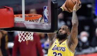 ليبرون جيمس