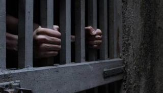 رجل خلف القضبان - صورة أرشيفية