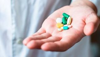 طبيب يحذر من خطورة الأدوية المسكنة للآلام