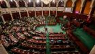 برلمان تونس يصادق على التعديلات الوزارية وسط عاصفة احتجاجات