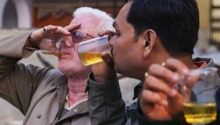 أشخاص يشربون بول البقر للوقاية من كورونا