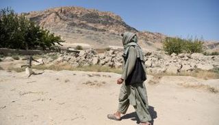 أحد عناصر طالبان في جبال أفغانستان