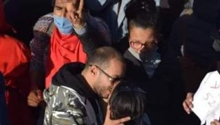 الشابان غفران وياسين يتعانقان خلال المظاهرات