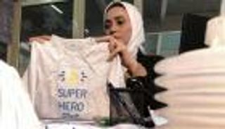 مصرية تدعم الأمهات وأصحاب الجراحات بتصميم ملابس متعددة الأغراض