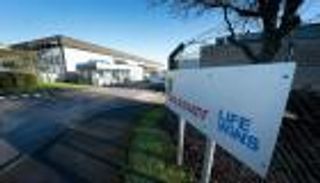 قنبلة في مصنع أسترازينيكا للقاحات كورونا.. وأوروبا تنفجر غضبا