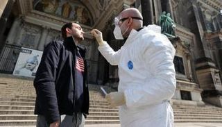 أخذ مسحة من شاب في ألمانيا