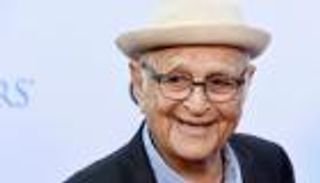 جولدن جلوب تمنح نورمان لير جائزة خاصة عن مجمل أعماله