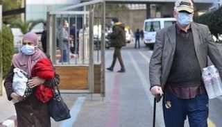 رجل وامرأة يرتديان كمامة للوقاية من فيروس كورونا