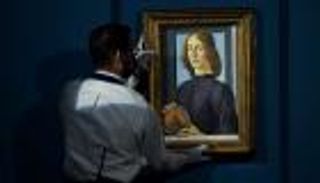 بيع لوحة "الشاب الذي يحمل ميدالية" بـ92.2 مليون دولار